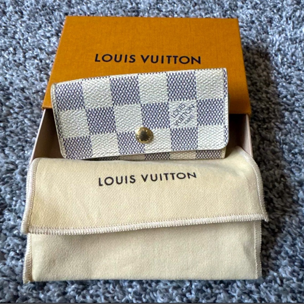 Louis Vuitton | Full Inclusion LV Damier Azur 4 Key Holder | Gray/White | EUC